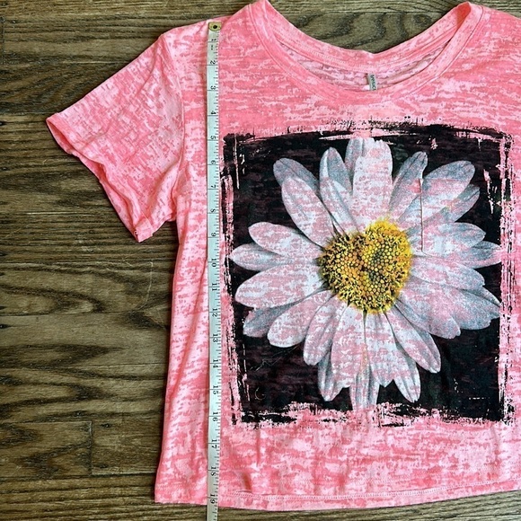 Tresics Crop Top Daisy Tee - Picture 2 of 2